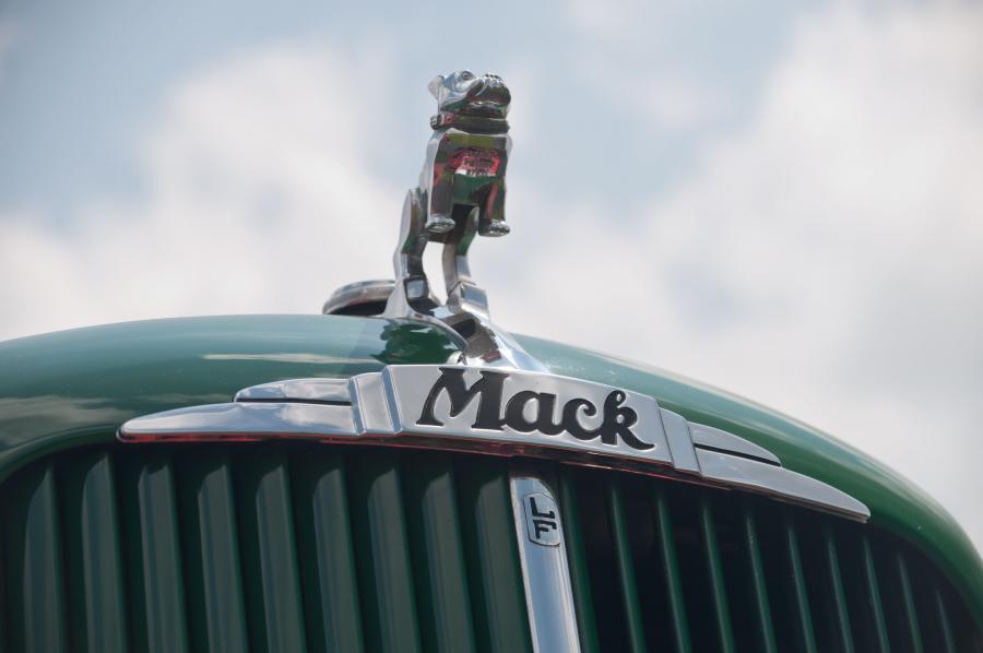 Логотип Mack Series L Single Axle Truck 1949 года  (фото 20 из 21)